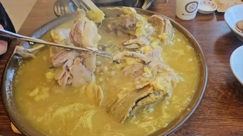 살이 꽉 찬 오리 백숙