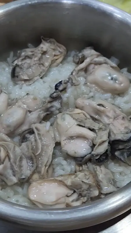 굴이 가득 담긴 굴밥