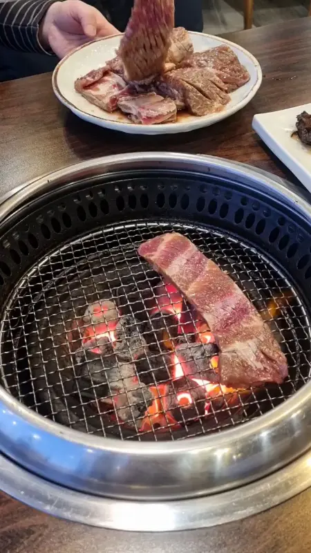 숯불 위에 구워지는 양념갈비