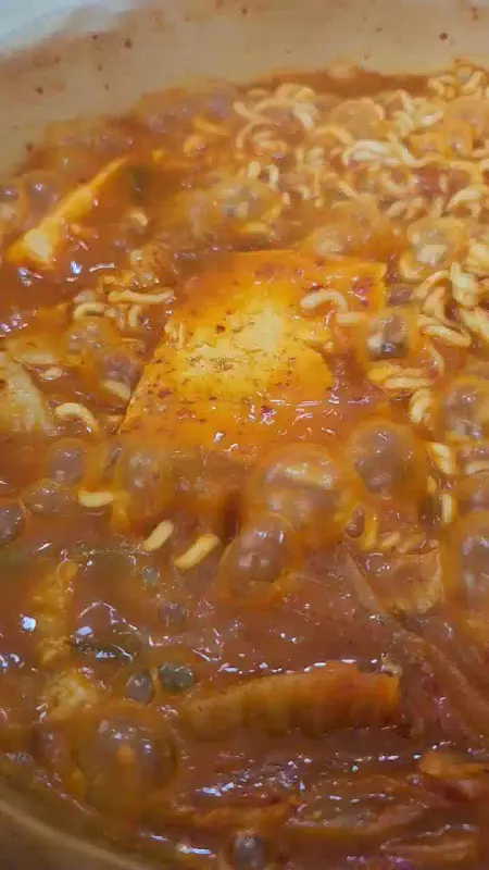 김치찌개에 라면 사리를 넣어 끓인 모습