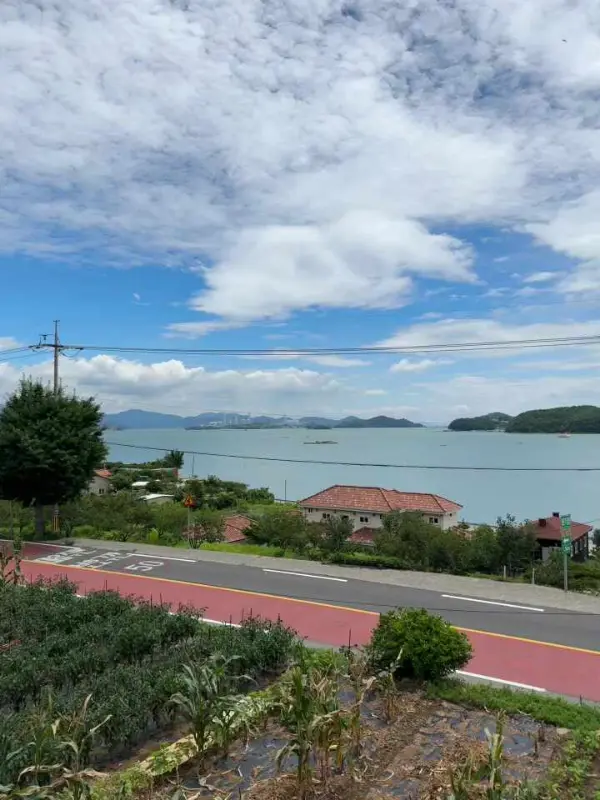 카페에서 바라본 남해 바다