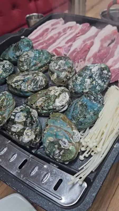 전복과 삼겹살, 팽이버섯의 환상적인 조합