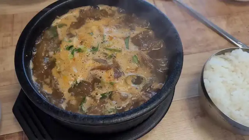 뚝배기에 담겨져 나오는 곰탕