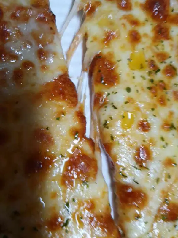 피자마루 피자 치즈 늘어나는 모습