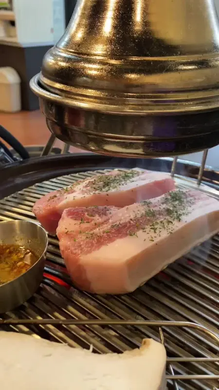 두툼한 흑돼지 오겹살