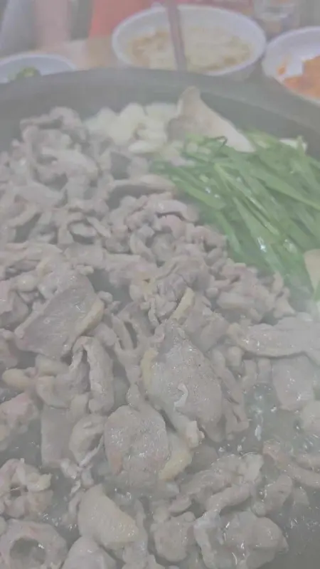 불판 위에서 익어가는 오리고기