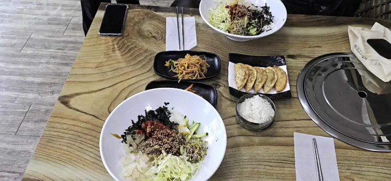 코다리 비빔 막국수와 밑반찬