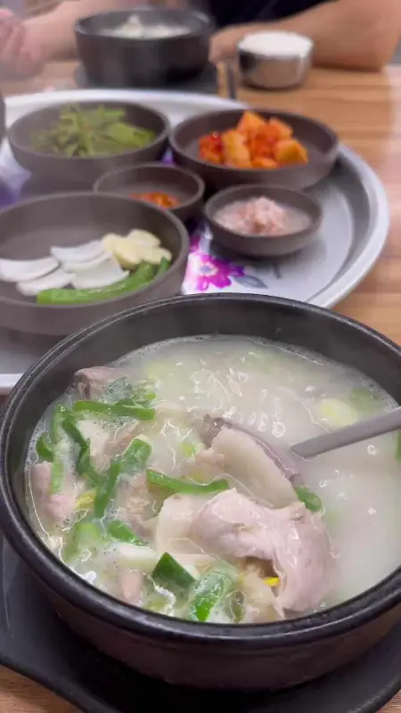 다양한 밑반찬과 함께 제공되는 돼지국밥