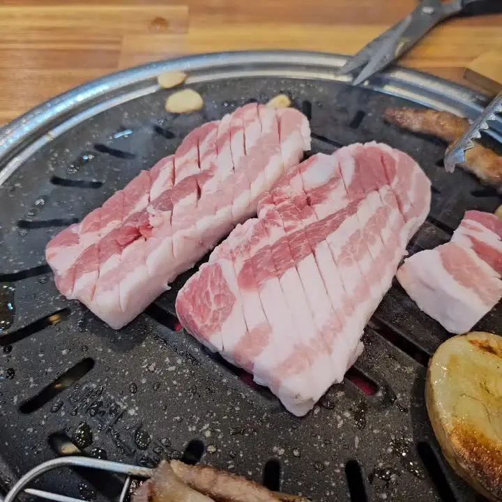 칼집이 촘촘하게 들어간 흑돼지 삼겹살