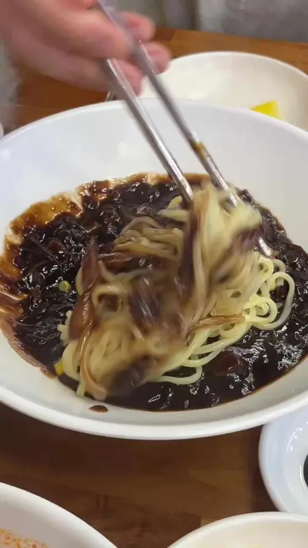 짜장면을 먹는 모습