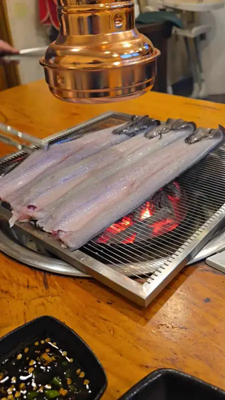 숯불 위에서 구워지는 장어