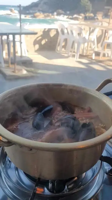 홍게 한 마리가 통째로 들어간 해물라면