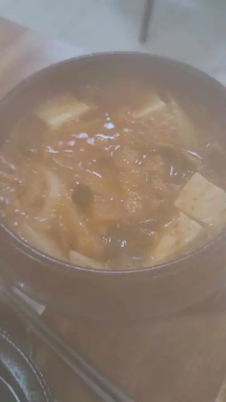 뚝배기 안에서 보글보글 끓는 순두부찌개