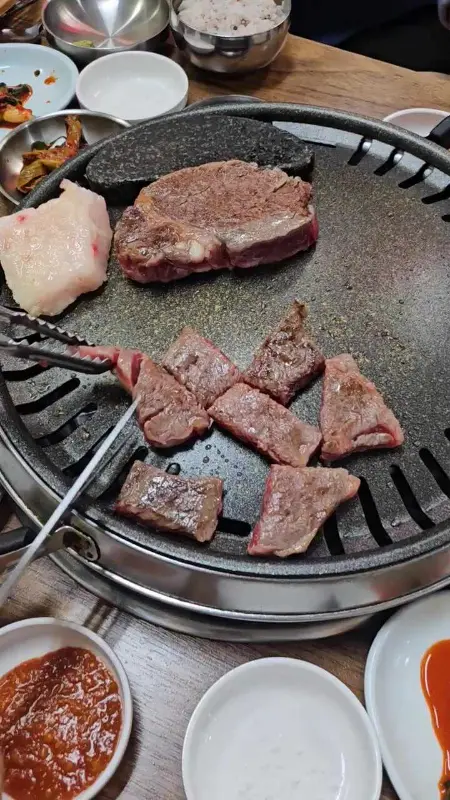 고기를 굽는 모습