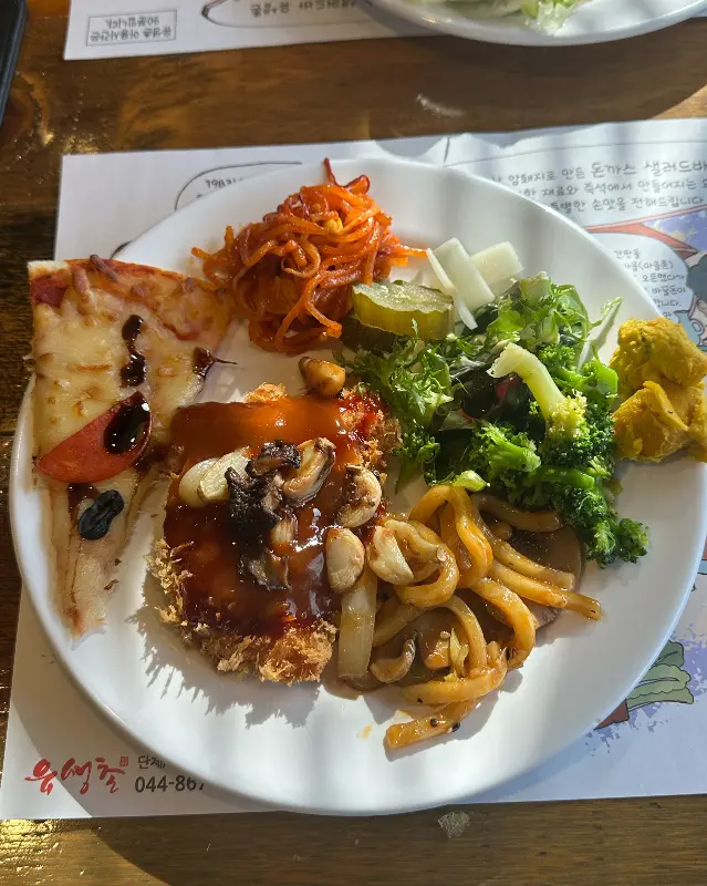 돈까스와 샐러드를 함께 담은 접시