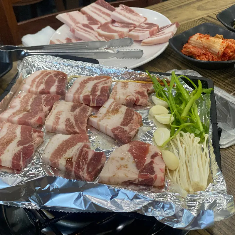 불판 위의 삼겹살