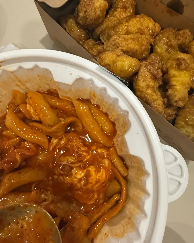 허니콤보와 떡볶이의 환상적인 조합