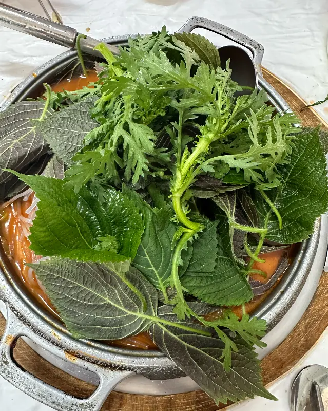 곱창전골에 깻잎과 야채가 푸짐하게 들어간 모습