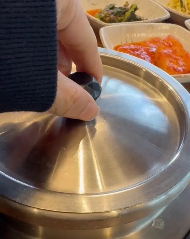 밥 뚜껑 여는 모습