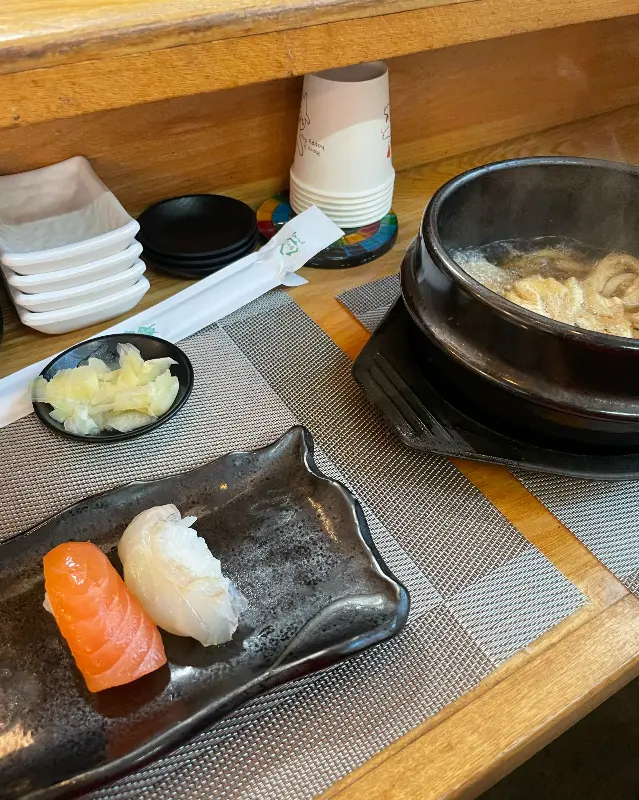 초밥과 우동이 함께 놓인 테이블