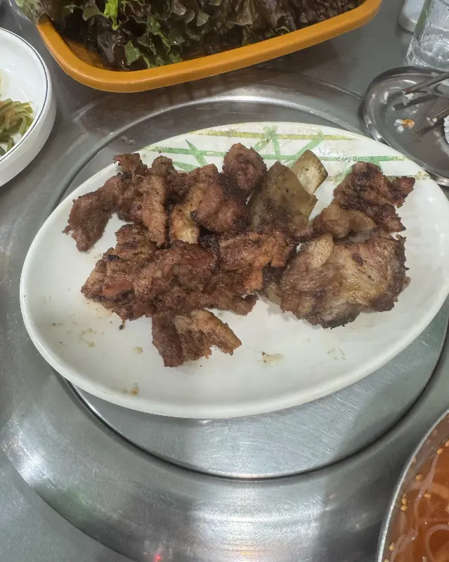윤기가 자르르 흐르는 돼지갈비