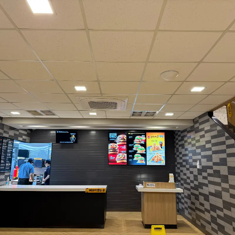 맥도날드 매장 내부 주문 카운터