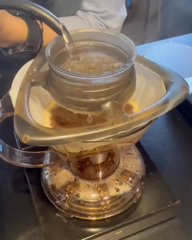드립 커피 내리는 모습