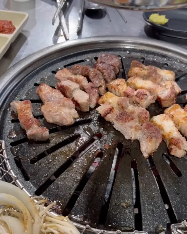 숯불 위에서 구워지는 두툼한 삼겹살