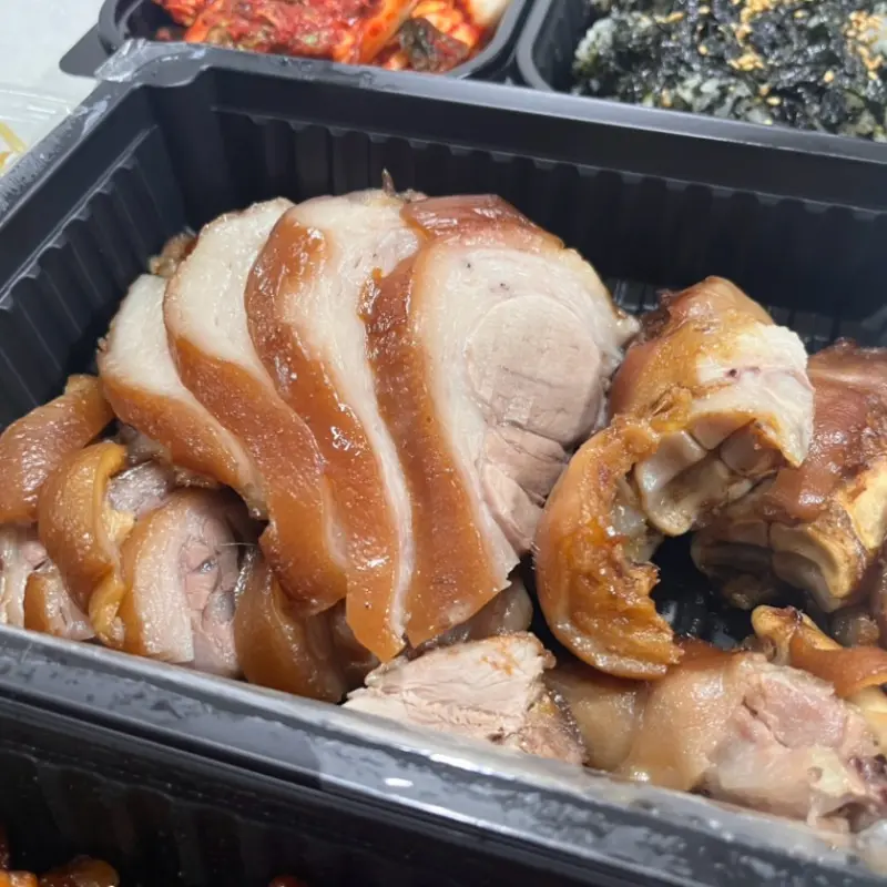 윤기가 흐르는 족발의 단면