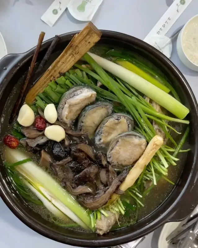 능이버섯, 전복, 인삼 등 몸에 좋은 재료가 듬뿍 들어간 능이전복오리백숙