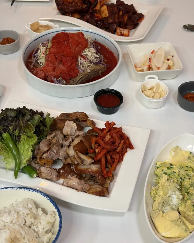 윤기 좔좔 흐르는 족발과 보쌈