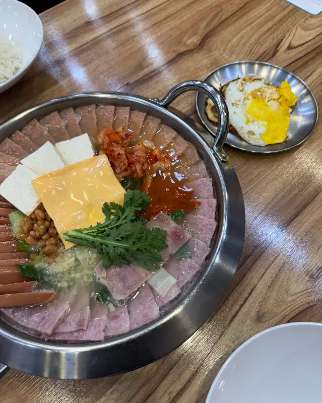 부대찌개와 계란후라이