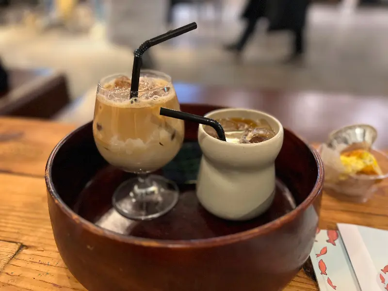 카페 메뉴: 나무 쟁반에 담겨 나오는 음료가 정갈함을 더한다.