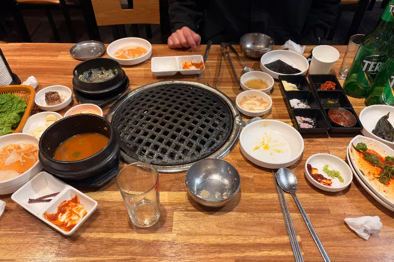 테이블 가득한 밑반찬