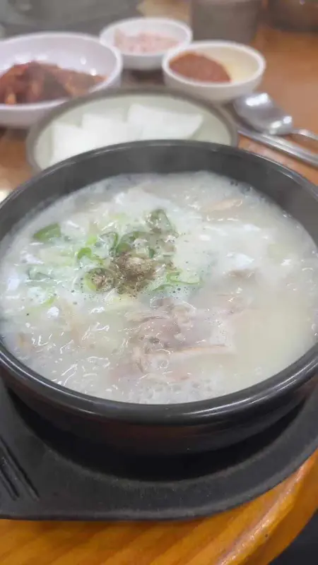 뽀얀 국물의 돼지국밥