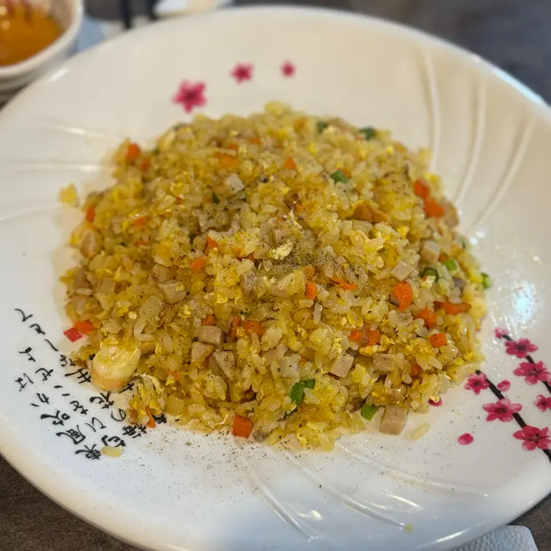 고슬고슬하게 볶아진 볶음밥의 모습