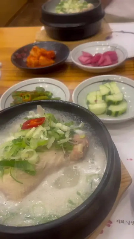 전체적으로 깔끔한 상차림