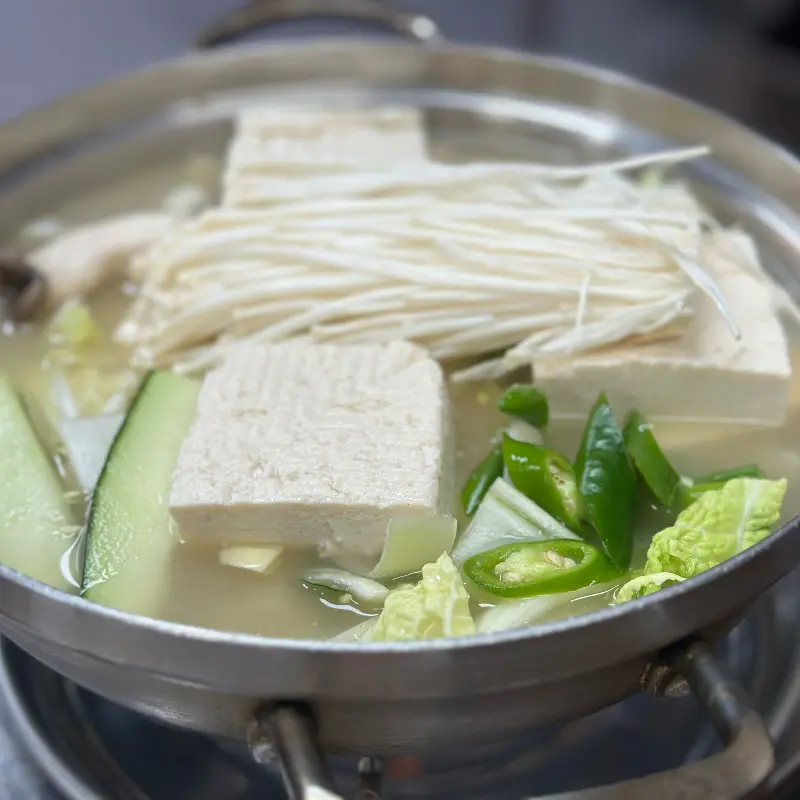 뽀얀 국물이 인상적인 두부전골