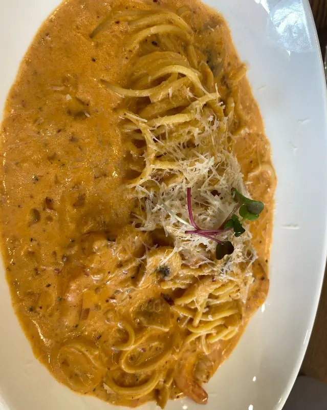 로제 소스의 풍미가 느껴지는 파스타