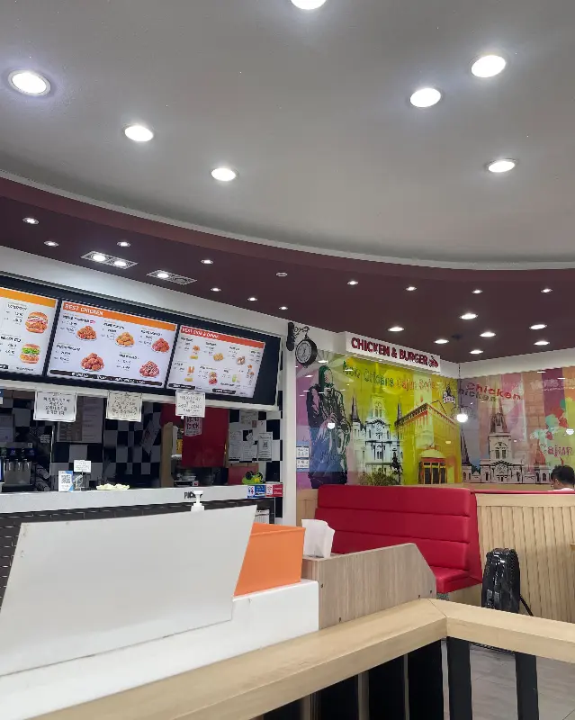 맘스터치 태안점 내부