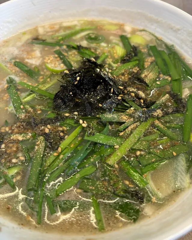 칼국수 국물 속 신선한 채소