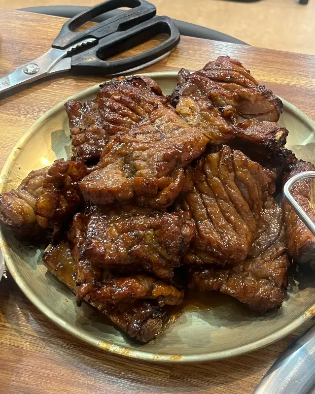 윤기가 흐르는 구워진 돼지갈비