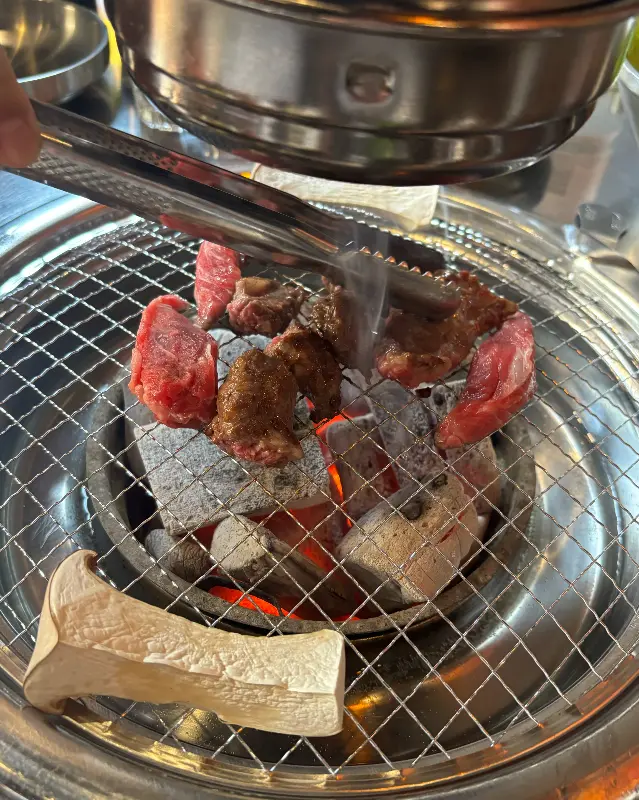 숯불 위에서 익어가는 갈비살