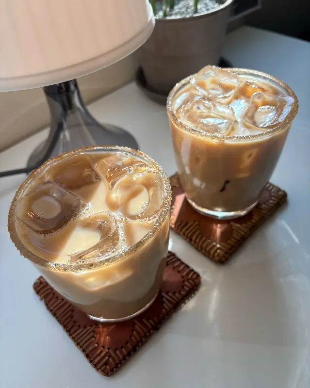 시나몬 꿀 라떼 두 잔이 테이블 위에 놓여 있는 모습