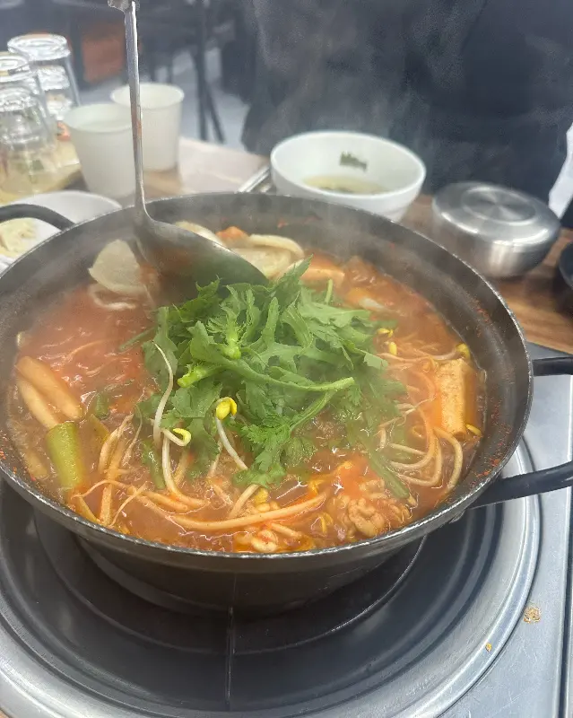 수제비 사리를 추가한 매운탕