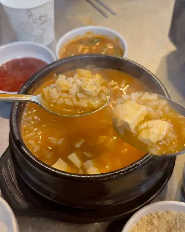 숯불 위에 막창이 올려져 익어가는 모습