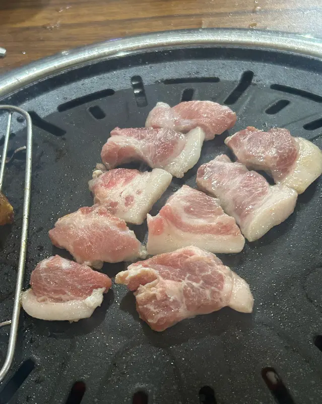 불판 위에 올려진 삼겹살