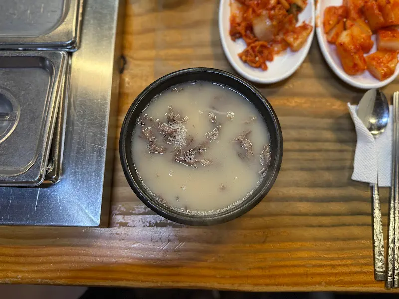 뽀얀 국물에 고기가 담긴 설렁탕