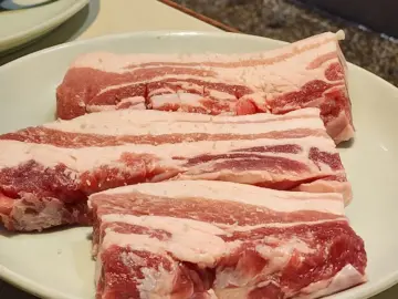 대연동에서 맛보는 삼겹살의 신세계, 부산 맛찬들 왕소금구이: 레전드 숙성 돼지의 귀환