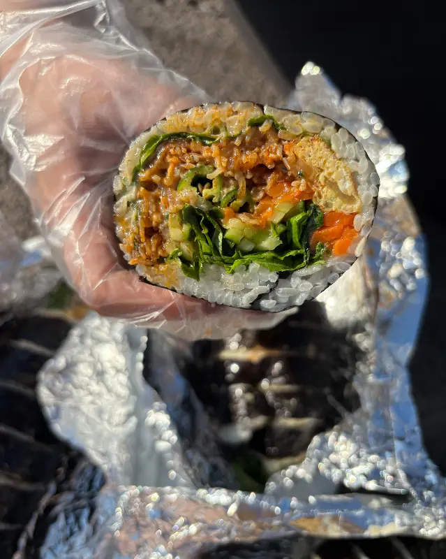 손에 들고 찍은 김밥 단면 사진